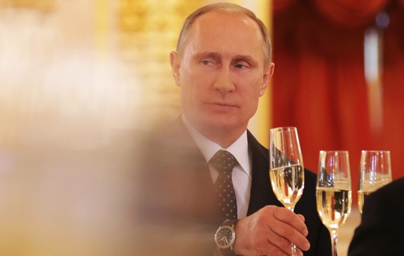 Rusia revendică șampania printr-o lege promulgată de Putin. Reacția Franței