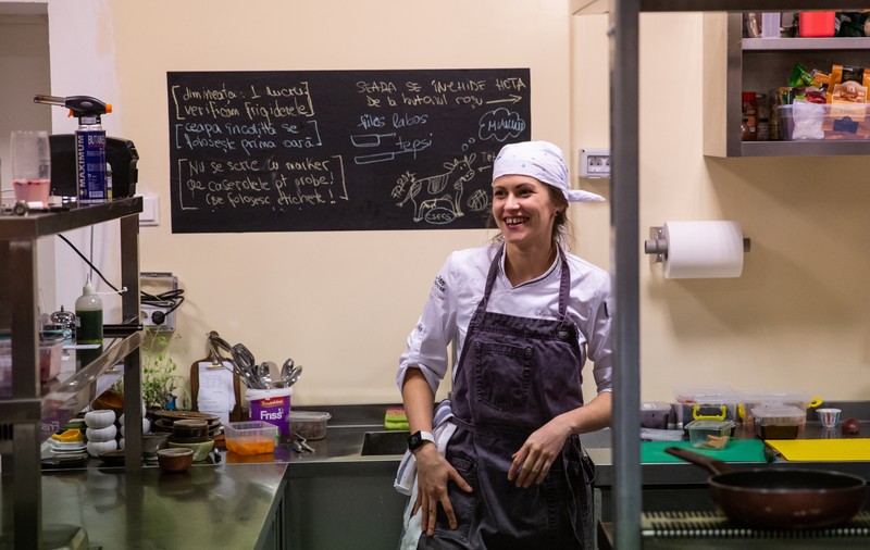 Pariul Mădălinei: primul restaurant din România unde nimic nu se aruncă, totul se transformă. Ce gust au chipsurile din zaț de cafea și piureul din coji de mere?
