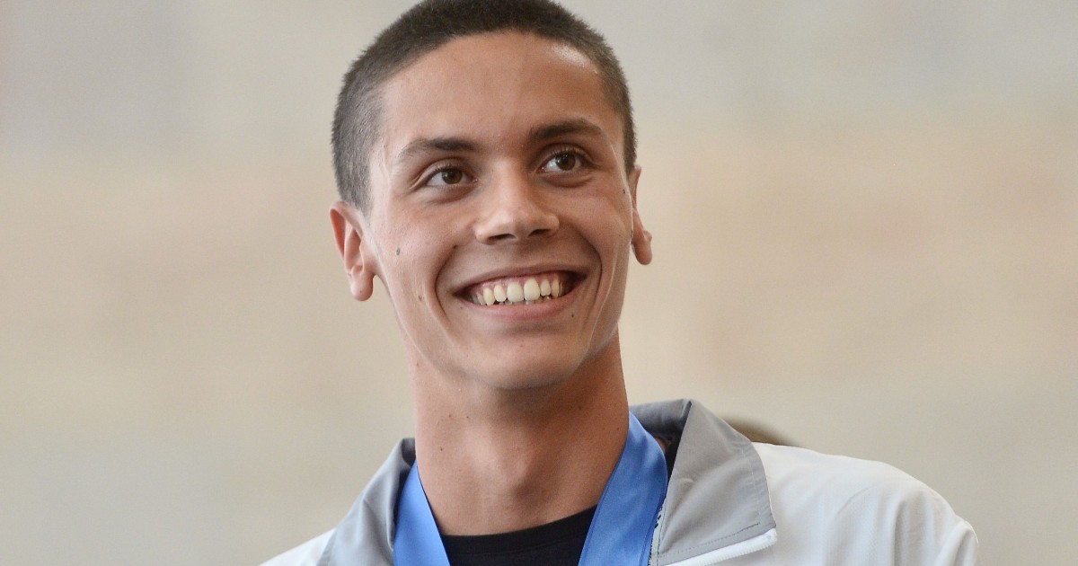 David Popovici în timp ce zâmbește