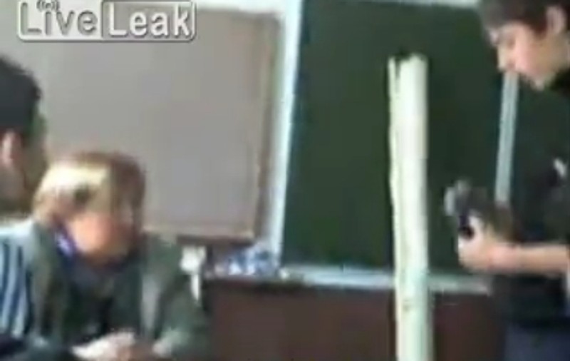 Profesoară agresată, la catedră, de un elev! | IMAGINI INCREDIBILE