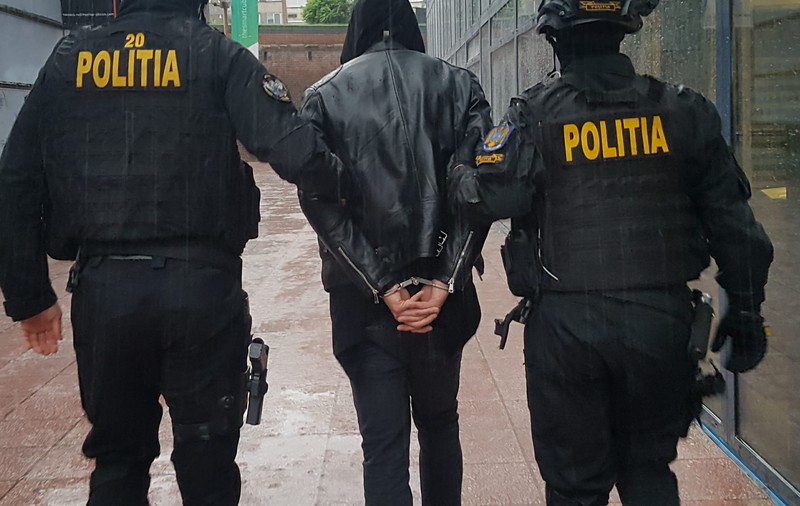 Doi români urmăriți internațional au fost aduși în țară din Irlanda și din Franța