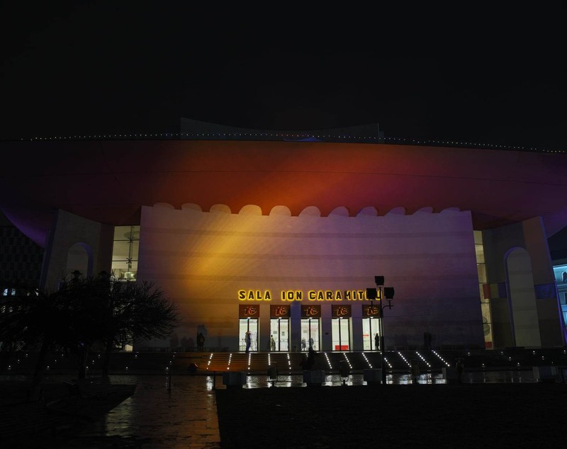 Palatul Victoria, luminat în portocaliu de Ziua Mondială a Luptei împotriva Cancerului