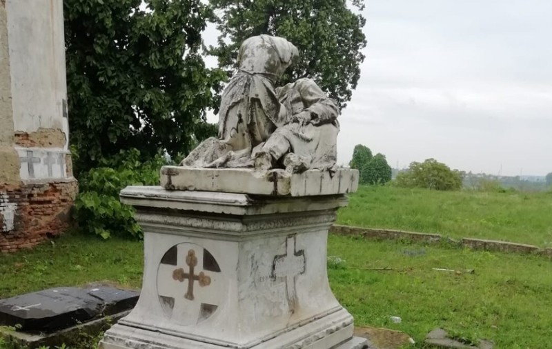 Cum arată cimitirul secret, părăginit, în care sunt îngropați aristocrați și care ar putea deveni atracție turistică, lângă Ploiești