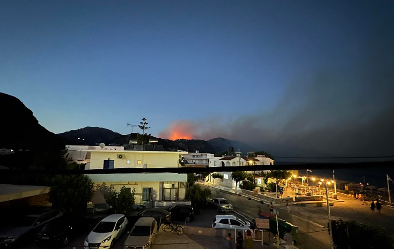 Grecia luptă cu incendiile uriașe, oamenii fug din fața flăcărilor: Explozii lângă Atena, Creta învăluită de fum