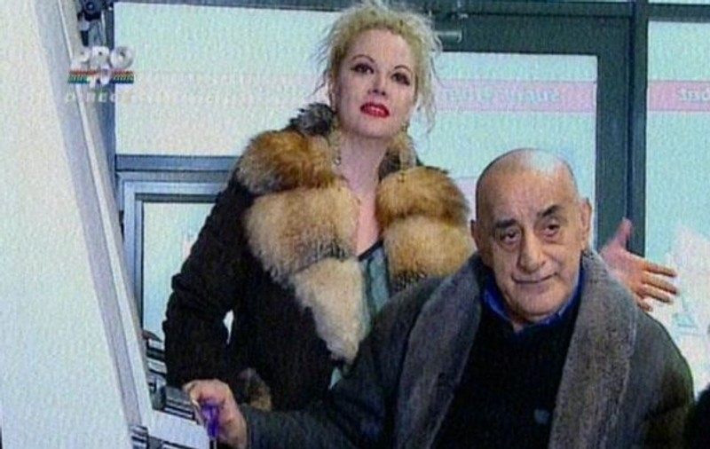 BLĂNURI și MACHIAJ STRIDENT! Uite cum se îmbracă Oana Lis când merge la PĂCĂNELE cu soțul ei!