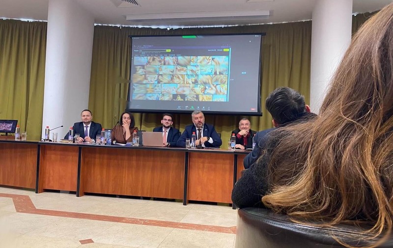 Imagini din filme pentru adulți, difuzate în timpul dezbaterii proiectului de Lege pentru securitatea cibernetică a României