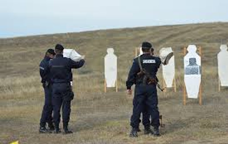 Un bărbat a fugit pe geam din carantină, dar a fost prins în curtea vecină