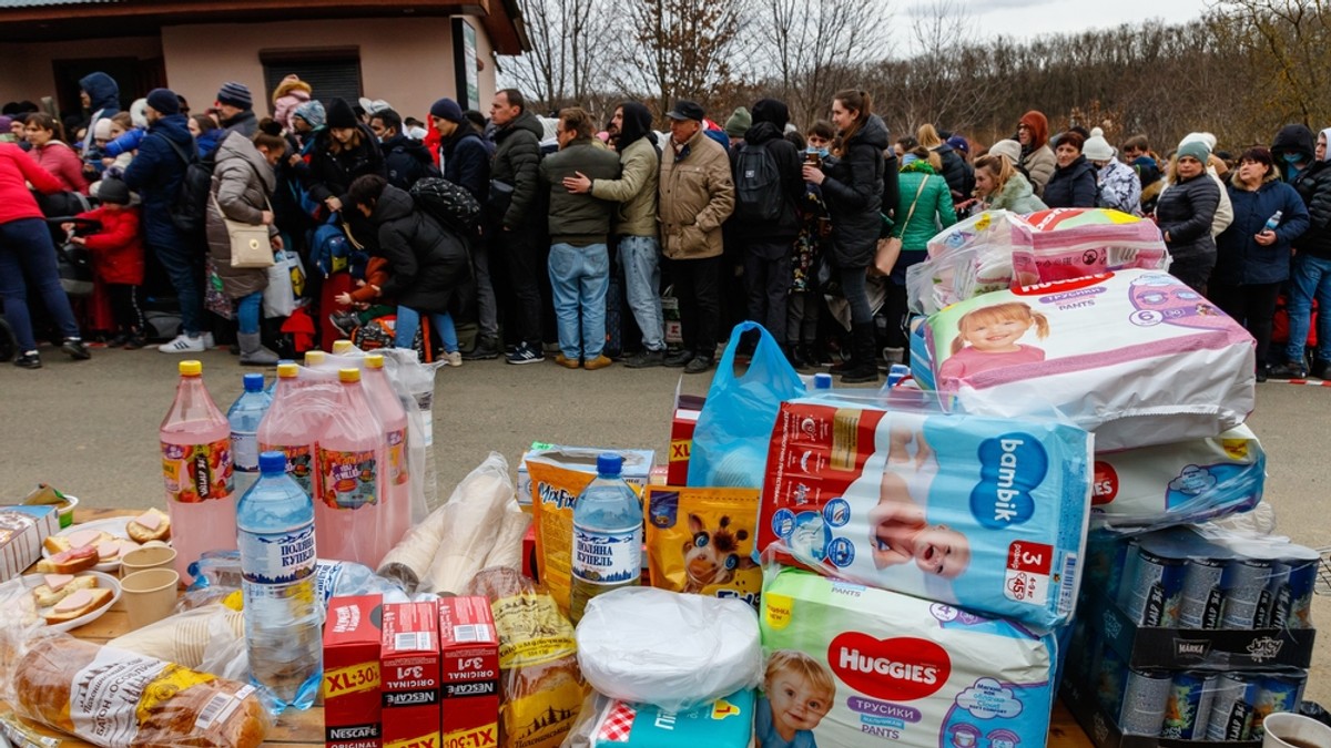 Care este diferenţa dintre refugiați și migranţi - Imagine cu un grup de refugiaţi ucraineni care aşteaptă să treacă graniţa în Slovacia, la Ujhorod.