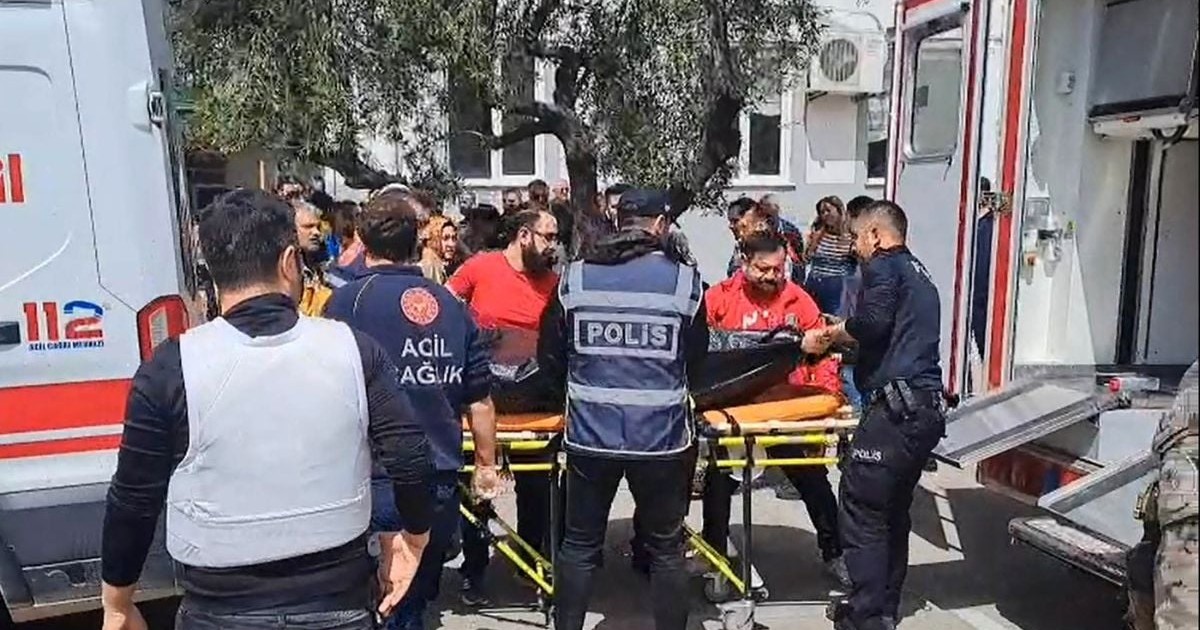 Această fotografie de presă, realizată și difuzată pe 15 aprilie 2026 de agenția de știri turcă DHA (Demiroren News Agency), îi înfățișează pe membrii echipelor de prim ajutor transportând un sac pentru cadavre în Kahramanmaras, în sudul Turciei.