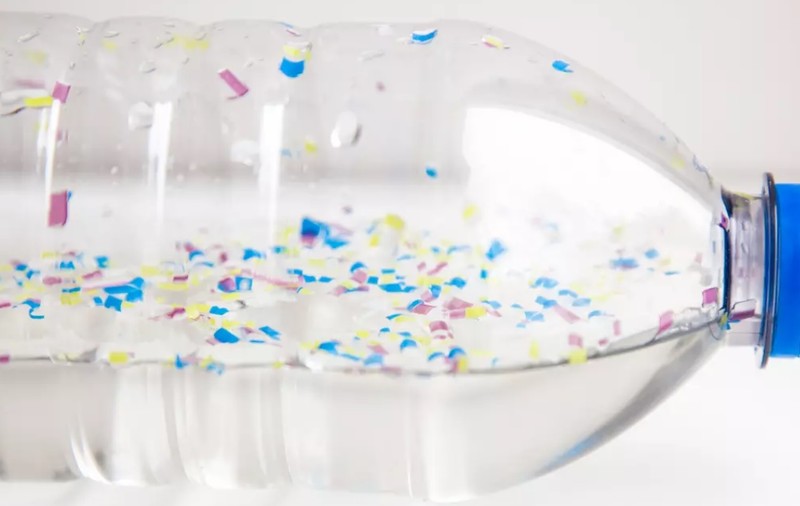 Avertismentul cercetărilor: microplastic găsit în testiculele umane. Posibile implicații asupra fertilității