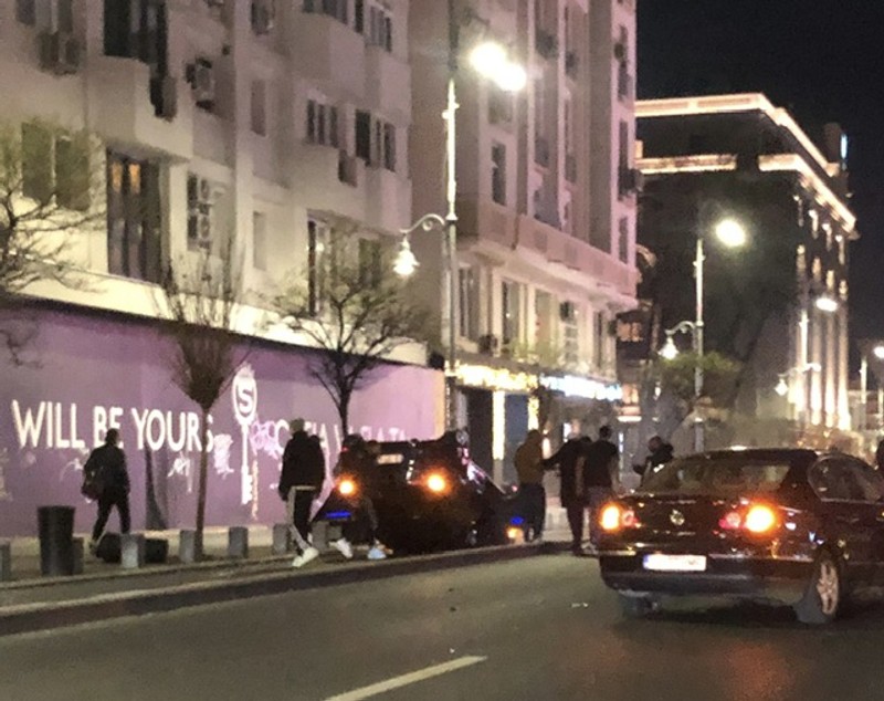 O maşină s-a răsturnat pe Calea Victoriei din Bucureşti. Alte două mașini, implicate în incident