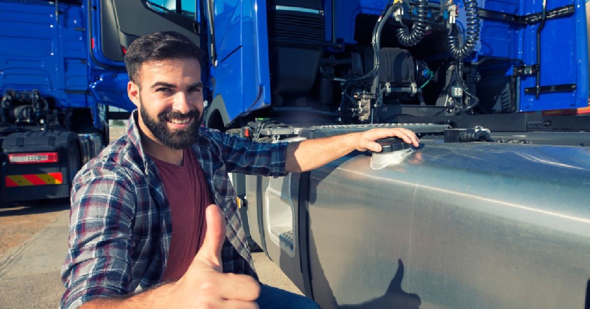 Imagine ilustratică cu un șofer de TIR care deschide rezervorul pentru a alimenta camionul