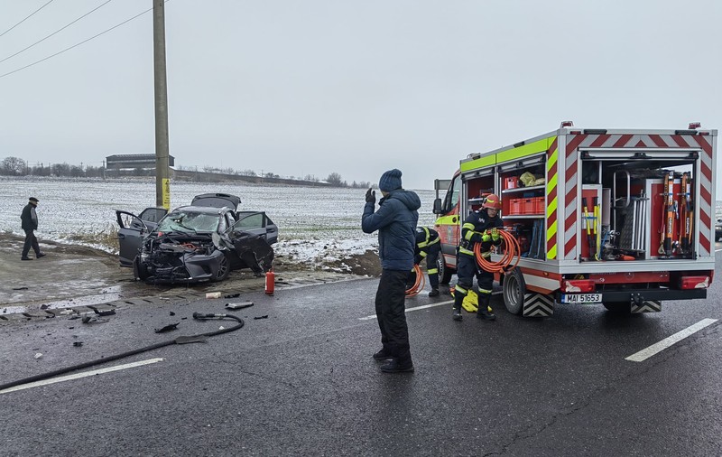 Un mort și patru răniți după ce un microbuz și o mașină s-au ciocnit în Războieni, județul Iași