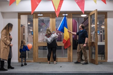 Steven Neal (dreapta), pastor la Biserica Evanghelică engleză din Dunstable, UK, aranjează drapelul României. 1 decembrie 2021