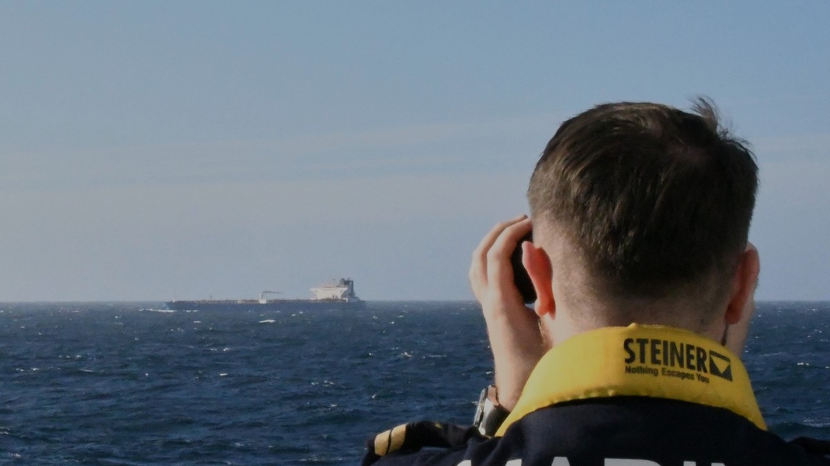 Un marinar francez supraveghează un petrolier din flota fantomă a Rusiei. Imagine cu caracter ilustrativ Foto: Profimedia