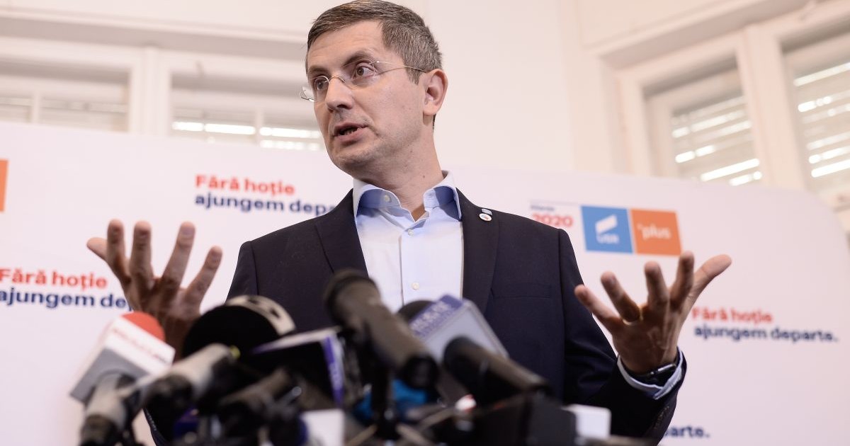 Liderii Aliantei USR-PLUS, Dacian Ciolos (nu se afla in imagine) si Dan Barna, sustin o conferinta de presa comuna, referitoare la rezultatul primului tur al alegerilor prezidentiale, luni 11 noiembrie 2019, la sediul de campanie al Aliantei, din Bucuresti. EDUARD VINATORU / MEDIAFAX FOTO