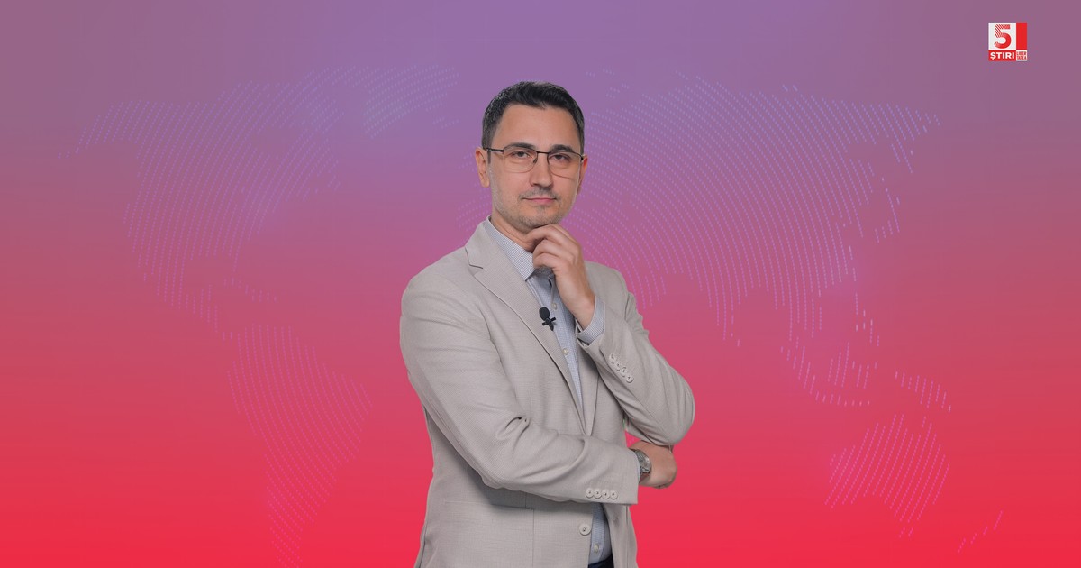 Antonio Momoc, , profesor de comunicare la Universitatea din București și trainer de vorbire în public, îmbrăcat într-un sacou gri și o cămașă albă, pe un fundal roz și mov.