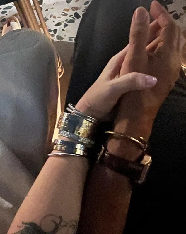 Cine e bărbatul cu care Anamaria Prodan s-a afișat în Dubai. Sunt foarte apropiați, s-au îmbrățișat și se țin de mână
