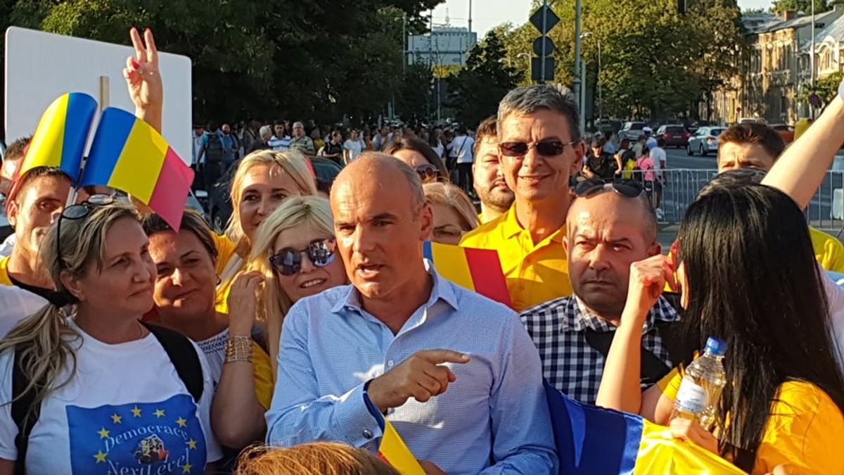 Europarlamentarul Rareș Bogdan, în mijlocul protestatarilor din Piața Victoriei. „Am văzut speranța că lucrurile se vor schimba în bine”