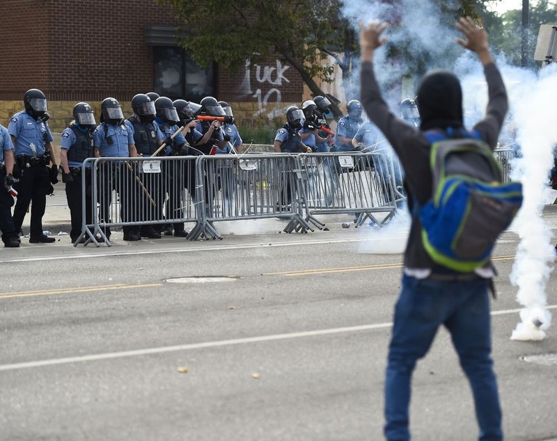 Proteste violente în SUA, după uciderea unui bărbat de culoare de către polițiștii din Minneapolis