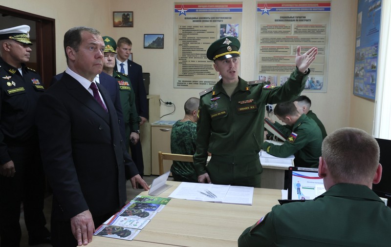 Armata rusă a recrutat 280.000 de soldați pe bază de contract de la începutul anului, susține Dmitri Medvedev
