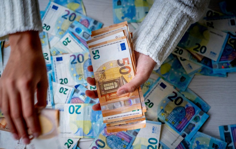 Plic cu 16.800 de euro, găsit de o femeie lângă o clinică medicală din Piatra-Neamţ. Cine era proprietarul și pentru ce erau banii