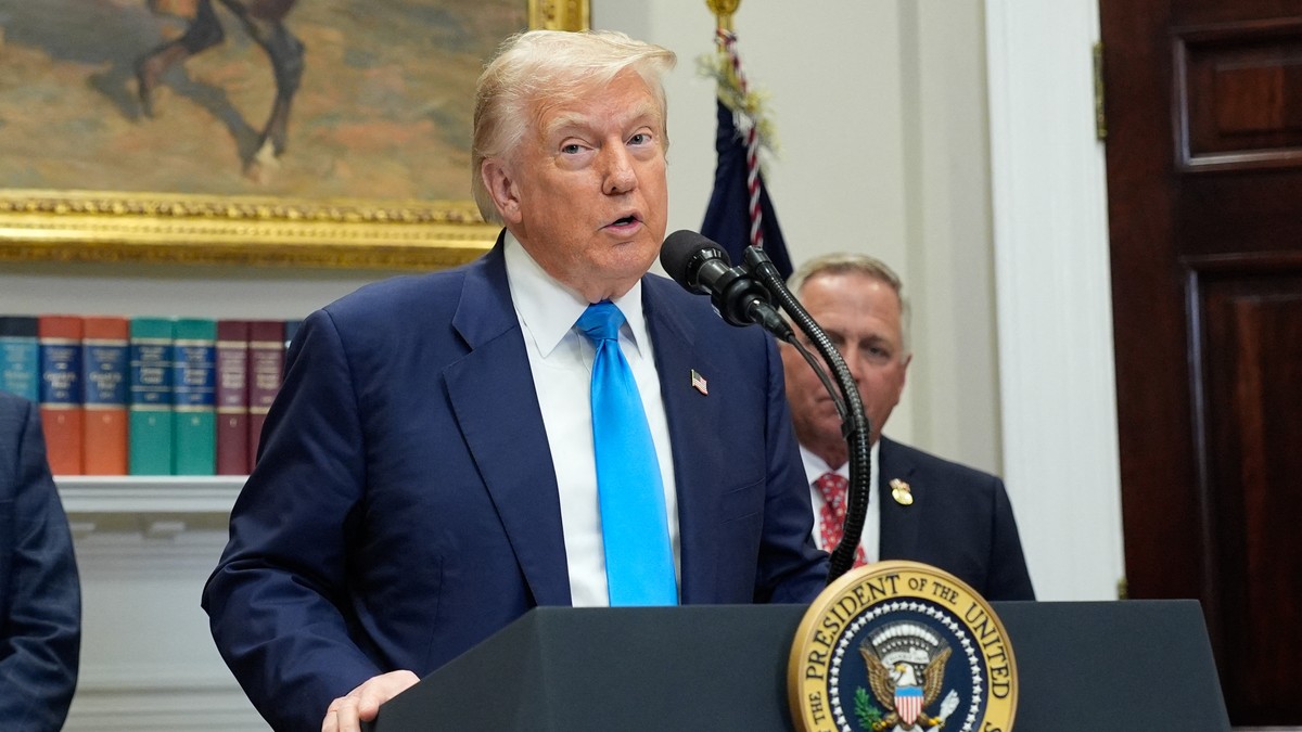 Donald Trump se adresează, de la un pupitru, din Camera Roosevelt de la Casa Albă Foto: Hepta