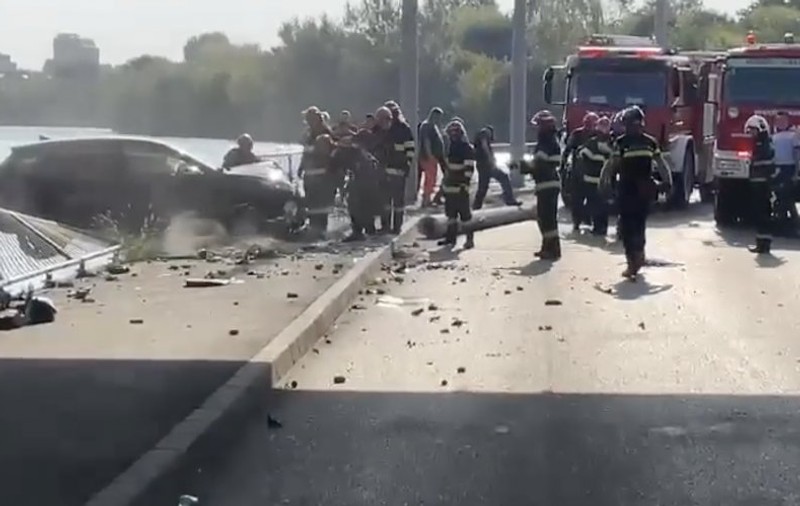 Accident în București, produs de un copil de 13 ani. A furat o mașină, a lovit un stâlp și a rămas suspendat deasupra lacului Străulești