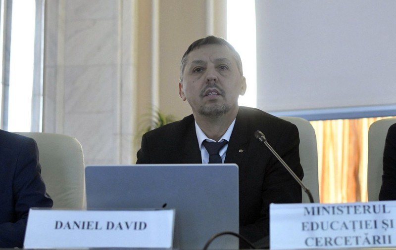 Elevii de liceu vor învăța doar de pe manuale digitale la unele materii, anunță ministrul Educației, Daniel David