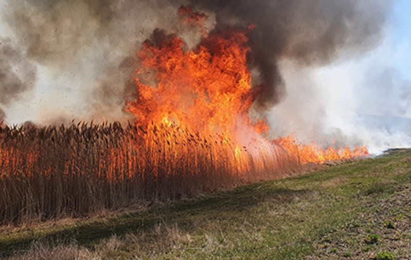 Imagini spectaculoase în Vaslui. Minitornadă de fum surprinsă de pompieri în timpul unei intervenții