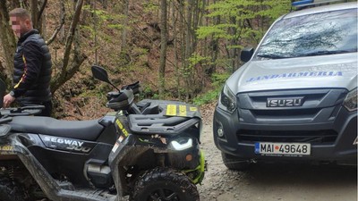 O fată și un băiat de 20 de ani s-au prăbușit de la 8 metri, cu ATV-ul, într-un pârâu din Vâlcea