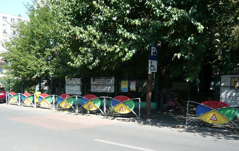 Se refac marcajele rutiere și se înlocuiesc indicatoarele rutiere în zonele școlilor, liceelor și grădinițelor din București