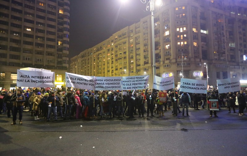 Mai multe firme le-au oferit ceai, haine sau cazare oamenilor din Piaţa Victoriei