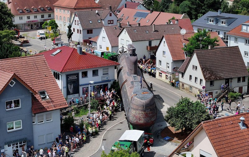 Submarin de 48 de metri, filmat pe străzile înguste ale unui oraș german! Sute de oameni au ieșit din case pentru a vedea transportul special