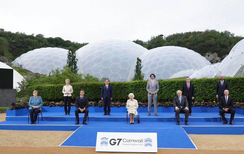 Regina Elisabeta a II-a, la fotografia de grup cu liderii G7: „Ar trebui să arătăm de parcă ne-am simţi bine?”