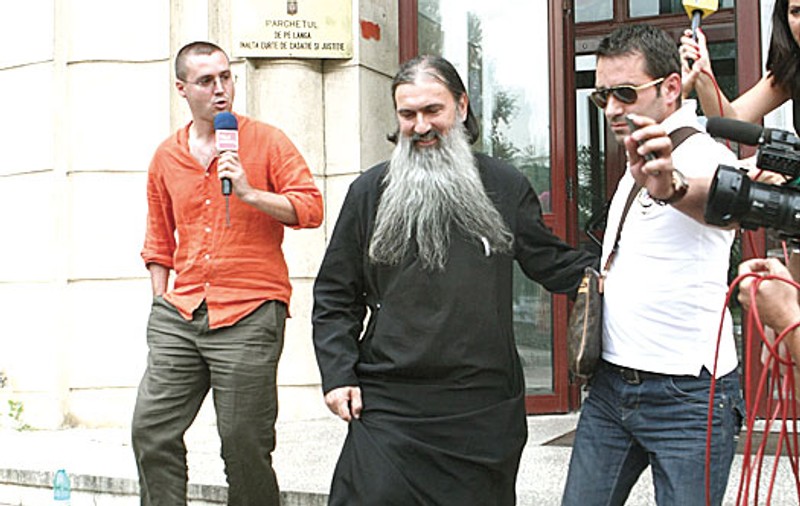 Arhiepiscopul Teodosie, cu bodyguarzi la audieri