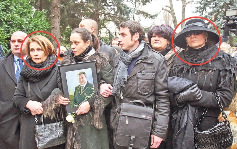 Unite în faţa durerii! Cândva rivale, Valeria Grigore şi Romaniţa Iovan, fostele soţii ale pilotului-erou, au stat una lângă cealaltă, la înmormântarea lui Adrian Iovan