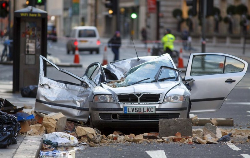 Scene dramatice în centrul Londrei! Femeie ucisă de un zid care s-a prăbuşit peste o maşină | FOTO 