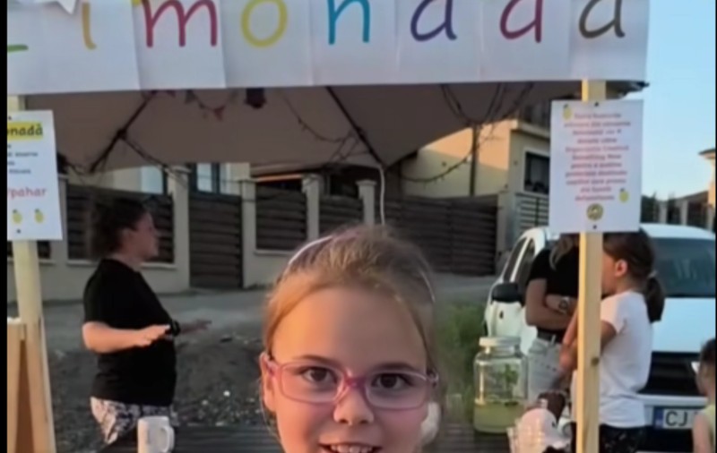 Câți bani a strâns o fetiță din Cluj care a vândut limonadă de ziua ei și a donat toată suma pentru copiii nevoiași