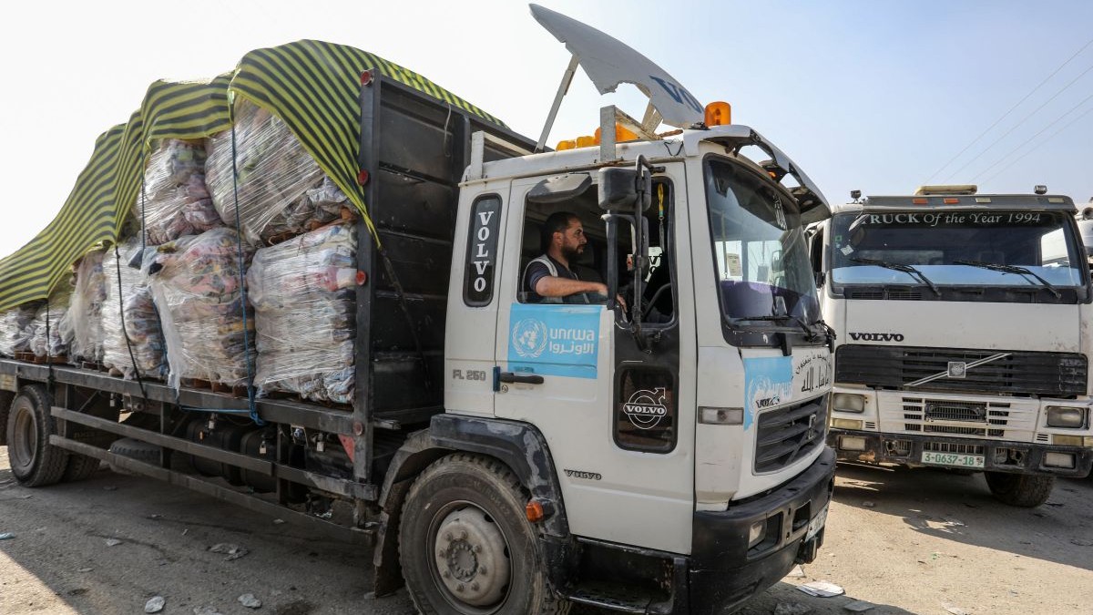 Camioanele cu ajutoare ale UNRWA intră în Gaza prin punctul de trecere comercial Kerem Shalom. Foto: Hepta