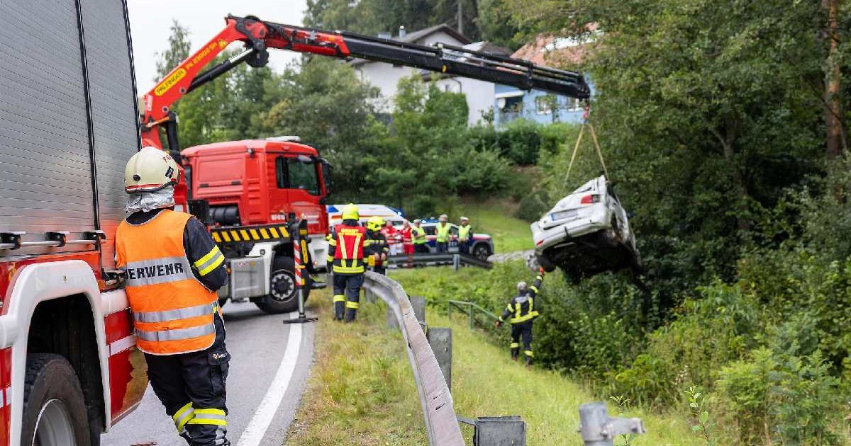 Mașină ridicată din albia unui pârâu, în Austria. Mai mulți pompieri supraveghează acțiunea