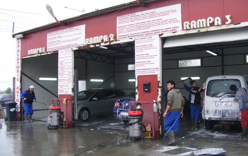 Pe ei nu i-a deranjat “PLOAIA CU NISIP”. Din contră, le-a adus clienţi!