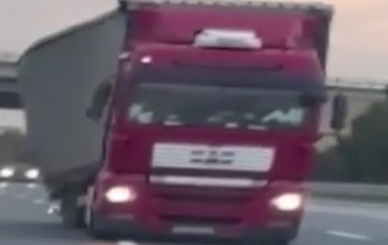 Un șofer român de TIR a condus în zigzag pe o autostradă din Turcia până i-a căzut încărcătura