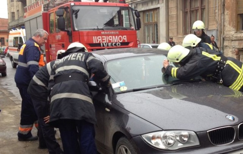 Caz inedit în Lugoj! O bătrână, blocată în maşină pentru că nu ştia să deschidă portiera VIDEO