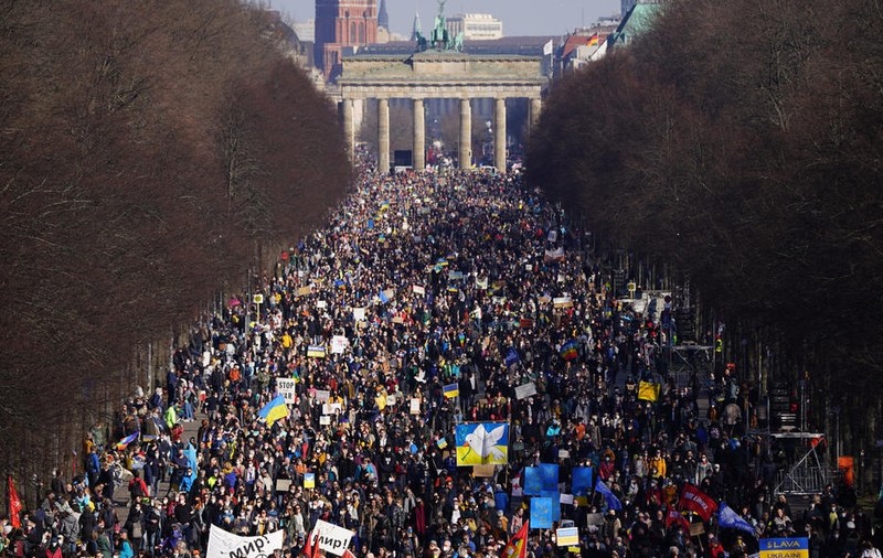 „Unde este vaccinul împotriva războiului?”. Zeci de mii de oameni s-au adunat la Poarta Brandenburg din Berlin pentru a-și arăta susținerea pentru Ucraina