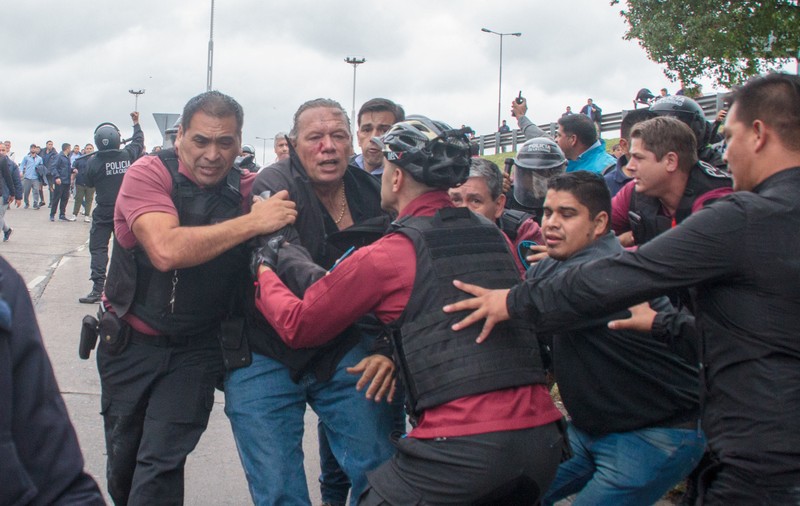 Un ministru argentinian a fost bătut violent de şoferii de autobuz furioşi din cauza morţii unuia dintre colegii lor