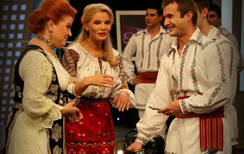 Anastasia Lazariuc şi Maria Cârneci  au schimbat roara la o bicicletă în direct la tv! 