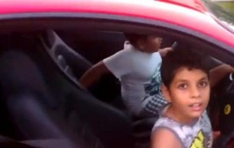 Şi-a lăsat fiul de 9 ani să-i conducă Ferrari-ul! Află ce a păţit tatăl inconştient! | VIDEO