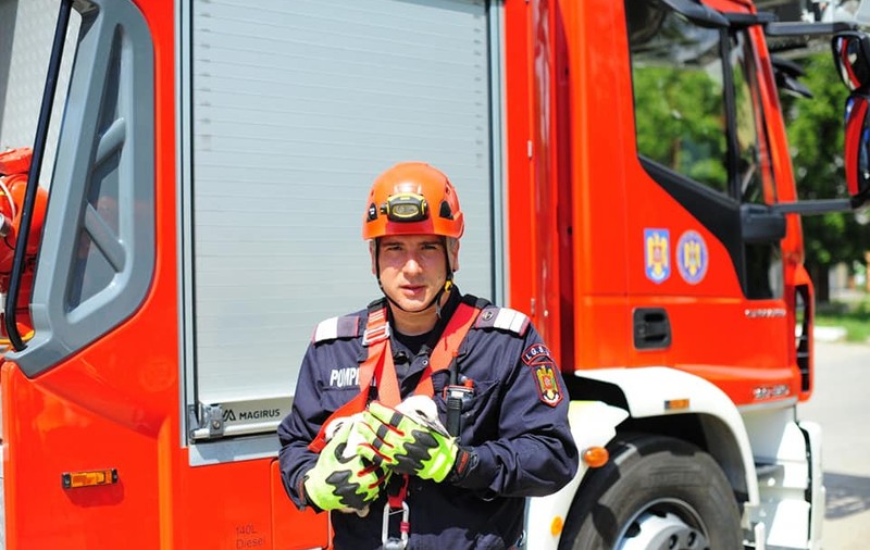 Misiuni inedite. Pompierii gălățeni au salvat o pisică și un pui de barză