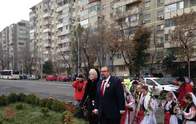 Loredana a petrecut 1 Decembrie cu un primar din Bucureşti!
